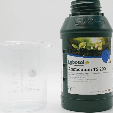 Eine Flasche Lebosol®-Ammonium TS 200 wird in ein Becherglas ausgegossen.