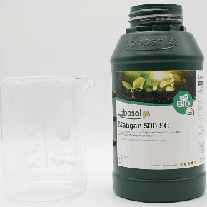 Eine Flasche Lebosol®-Mangan 500 SC wird in ein Becherglas ausgegossen. 