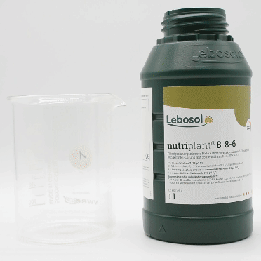 Eine Flasche Lebosol®-nutriplant 8-8-6 wird in ein Becherglas ausgegossen.