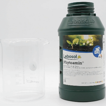 Eine Flasche Phytoamin® wird in ein Becherglas ausgegossen.