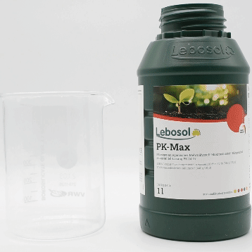 Eine Flasche Lebosol®-PK-Max wird in ein Becherglas ausgegossen. 