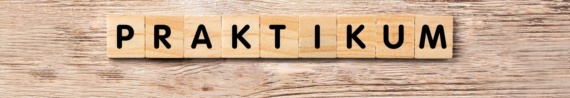 Holzhintergrund mit Würfel auf denen Buchstaben stehen welche das Wort Praktikum ergeben