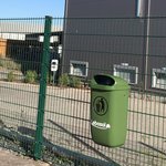Mülleimer am Standort Zeppelin Straße in Sembach Grüner Mülleimer mit Lebosol Logo am Zaun befestigt am Standort Zeppelin Straße in Sembach.