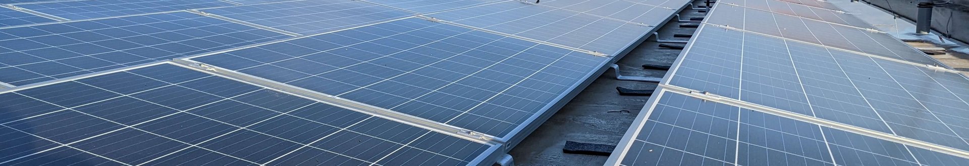 Viele Solaranlagen (Photovoltaik) Panele mit Sonnenschein auf dem Firmendach von Lebosol und Semfill