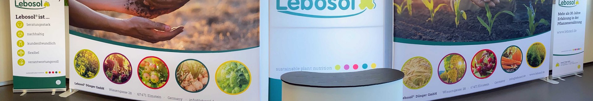 Große Messewände mit Lebosol® Branding und Pflanzenbilder
