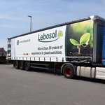 Blauer LKW mit Bespannung im Lebosol&reg; gr&uuml;n 