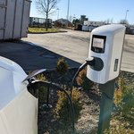 Ladesäule Zeppelinstrasse in Semach Ein weißes E-Auto wird über eine Ladesäule mit Lebosol-Logo aufgeladen