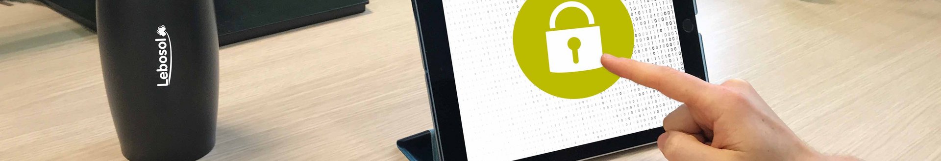 Hand die auf Tablet zeigt mit Schloss-Icon auf dem Bildschirm