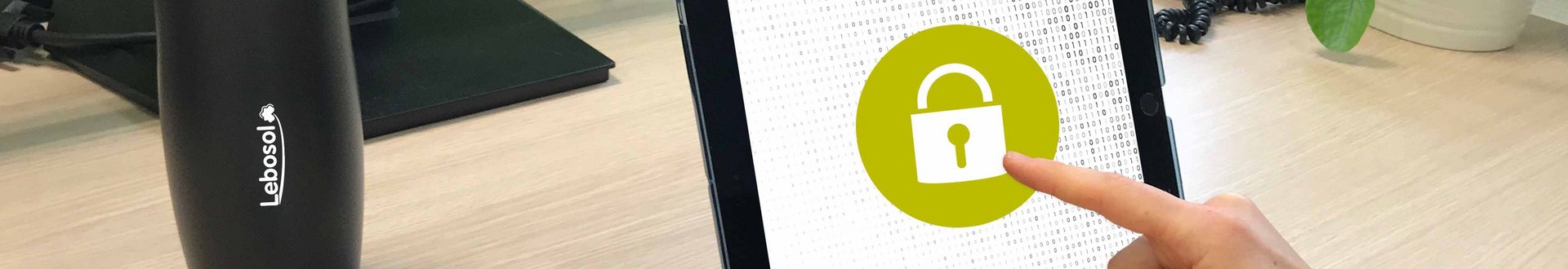 Hand die auf Tablet zeigt mit Schloss-Icon auf dem Bildschirm
