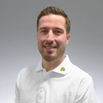 Portraitfoto von Ansis Zadins in weißem Poloshirt mit Lebosol Blättchen.