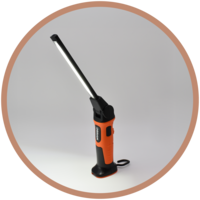 Orange-schwarze Arbeitsleuchte stehen mit bronze farbenem Kreis.