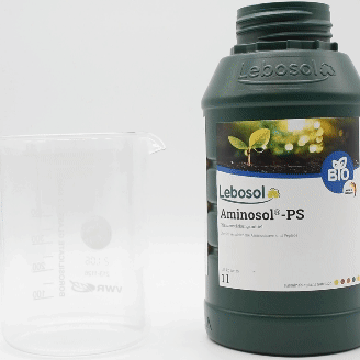 Eine Flasche Aminosol®-PS wird in ein Becherglas ausgegossen.