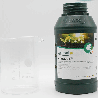Eine Flasche Aminosol® wird in ein Becherglas ausgegossen.