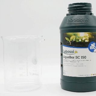 Eine Flasche Lebosol®-AqueBor SC 150 wird in ein Becherglas ausgegossen. 