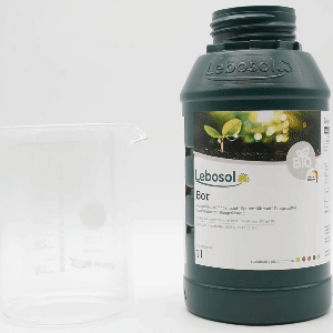 Eine Flasche Lebosol®-Bor wird in ein Becherglas ausgegossen. 