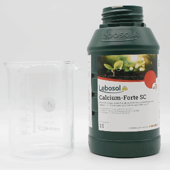Eine Flasche Lebosol®-Calcium Forte SC wird in ein Becherglas ausgegossen. 