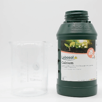 Eine Flasche Lebosol®-Calcium wird in ein Becherglas ausgegossen. 