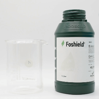 Eine Flasche Foshield® wird in ein Becherglas ausgegossen. 