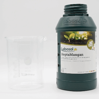 Eine Flasche Lebosol®-HeptaMangan wird in ein Becherglas ausgegossen. 