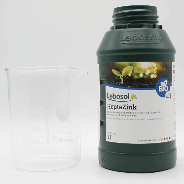 Eine Flasche Lebosol®-HeptaZink wird in ein Becherglas ausgegossen. 