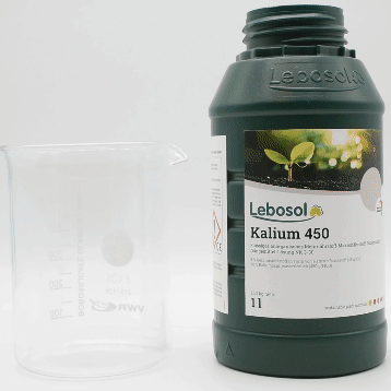 Eine Flasche Lebosol®-Kalium 450 wird in ein Becherglas ausgegossen. 