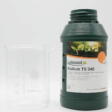 Eine Flasche Lebosol®-Kalium TS 340 wird in ein Becherglas ausgegossen. 