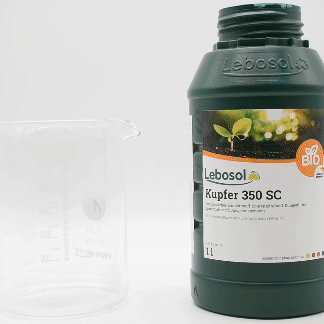 Eine Flasche Lebosol®-Kupfer 350 SC wird in ein Becherglas ausgegossen. 