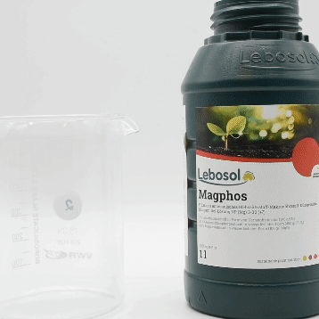Eine Flasche Lebosol®-Magphos wird in ein Becherglas ausgegossen. 