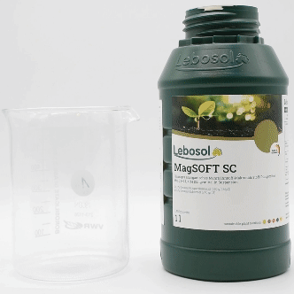 Eine Flasche Lebosol®-Magsoft wird in ein Becherglas ausgegossen. 