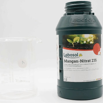 Eine Flasche Lebosol®-Mangan-Nitrat 235 wird in ein Becherglas ausgegossen. 