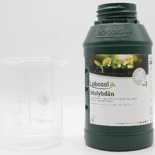 Eine Flasche Lebosol®-Molybdän wird in ein Becherglas ausgegossen. 