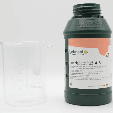 Eine Flasche Lebosol®-nutriplant 12-4-6 wird in ein Becherglas ausgegossen.