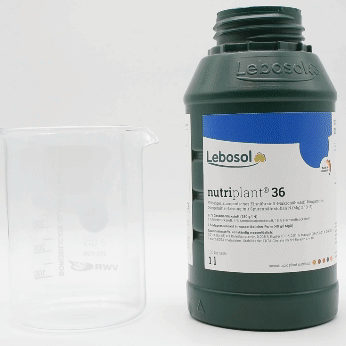 Eine Flasche Lebosol®-nutriplant 36 wird in ein Becherglas ausgegossen.