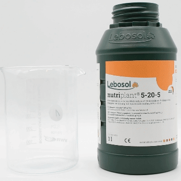 Eine Flasche Lebosol®-nutriplant 5-20-5 wird in ein Becherglas ausgegossen.