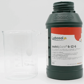 Eine Flasche Lebosol®-nutriplant 6-12-6 wird in ein Becherglas ausgegossen.