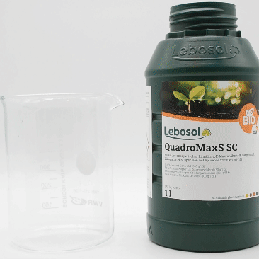 Eine Flasche Lebosol®-QuadroMaxS SC wird in ein Becherglas ausgegossen. 