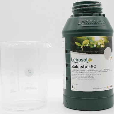 Eine Flasche Lebosol®-Robustus SC wird in ein Becherglas ausgegossen. 
