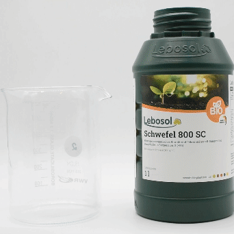 Eine Flasche Lebosol®-Schwefel 800 SC wird in ein Becherglas ausgegossen. 