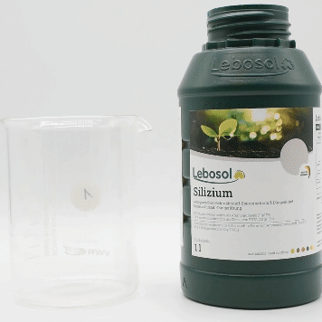 Eine Flasche Lebosol®-Silizium wird in ein Becherglas ausgegossen. 