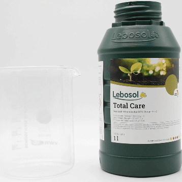Eine Flasche Lebosol®-Total Care wird in ein Becherglas ausgegossen. 