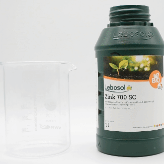 Eine Flasche Lebosol®-Zink 700 SC wird in ein Becherglas ausgegossen. 